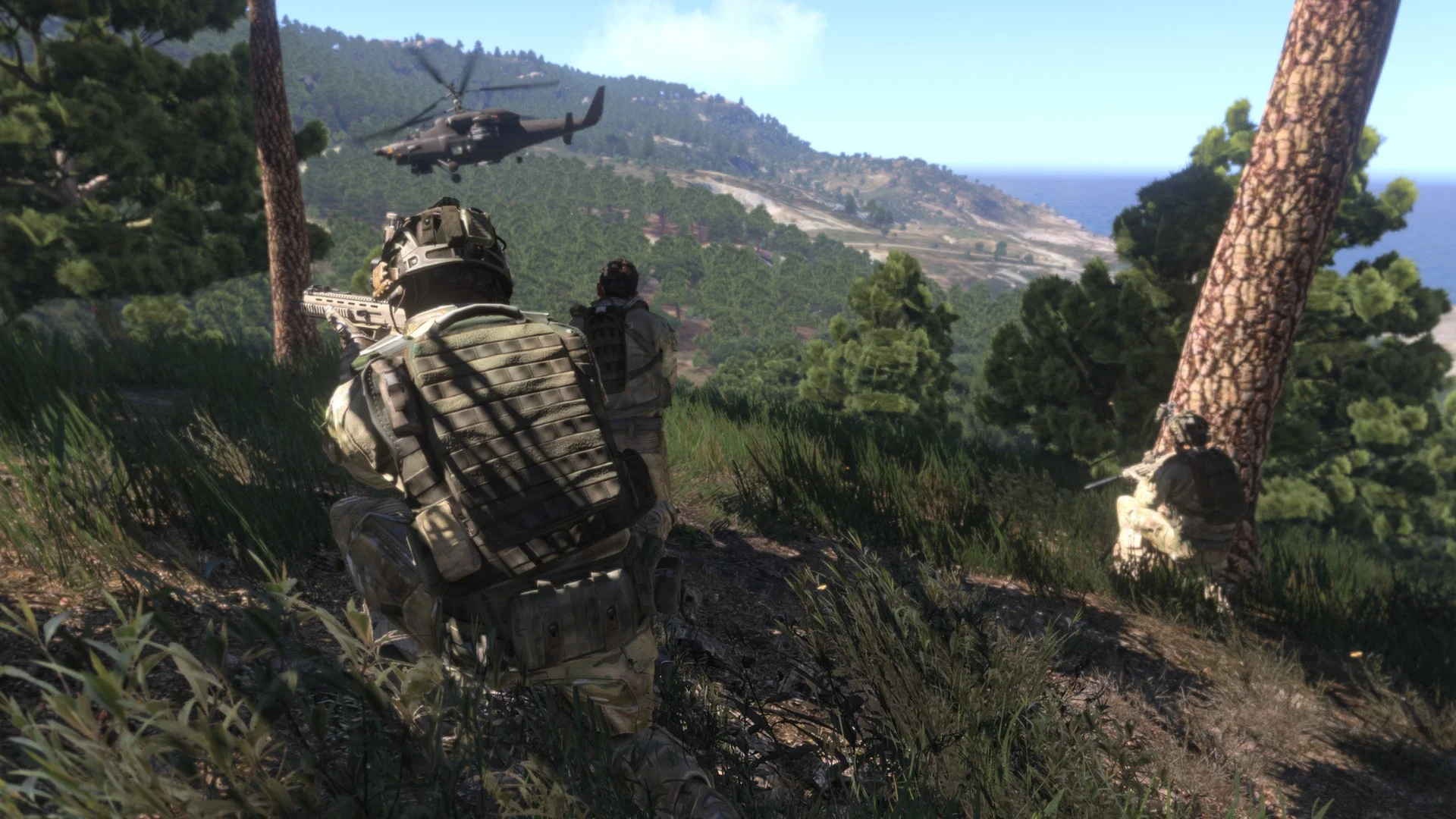Drużyna piechoty Arma 3 ubezpieczająca zalesiony grzbiet nad wybrzeżem