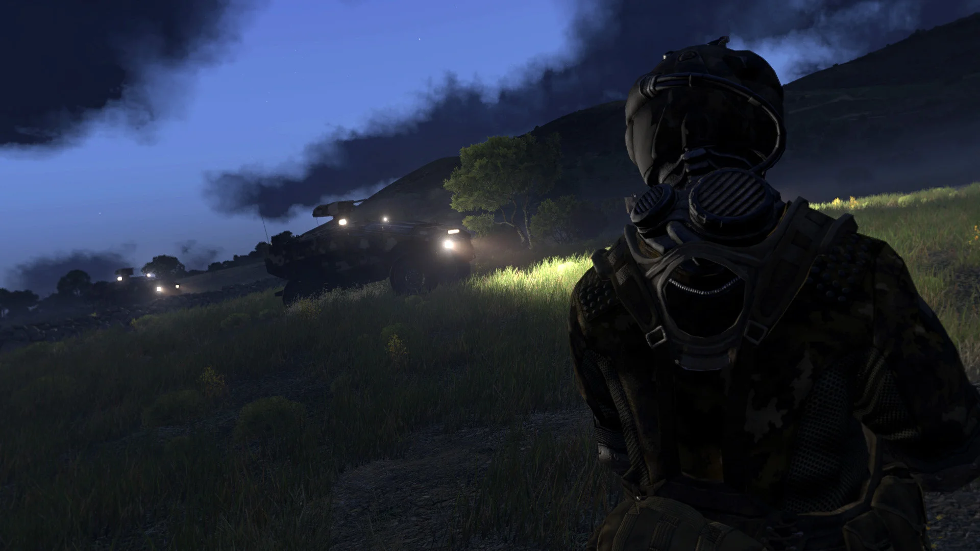 Żołnierz Arma 3 w noktowizji obserwujący po zmroku oświetloną kolumnę pojazdów
