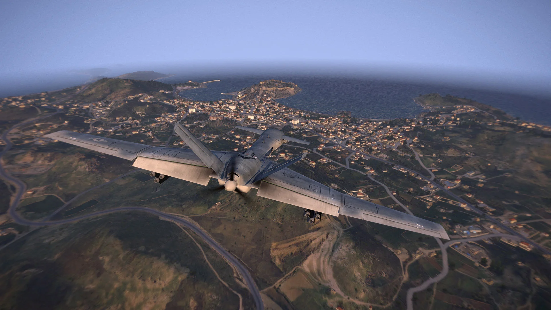 Dron Arma 3 zakręcający nad nadmorskim miastem na Altis