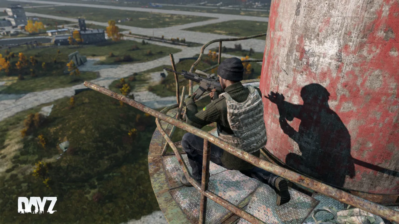 DayZ SCR-17 stridsgevaer med kikarsikte fraan ett vattentorn oever en flygplats