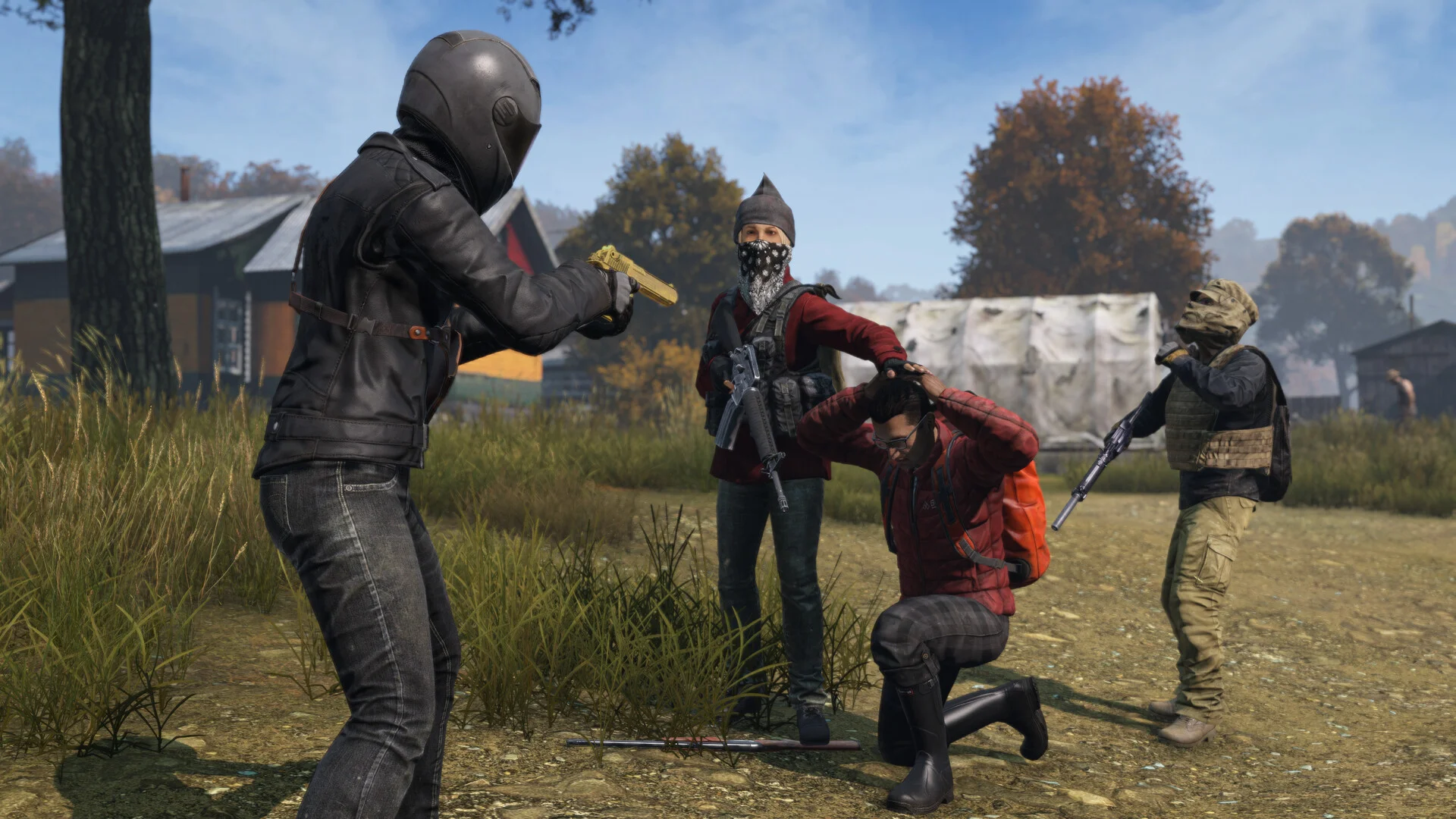 Spelare håller en annan överlevare i schack utanför ett hus i DayZ
