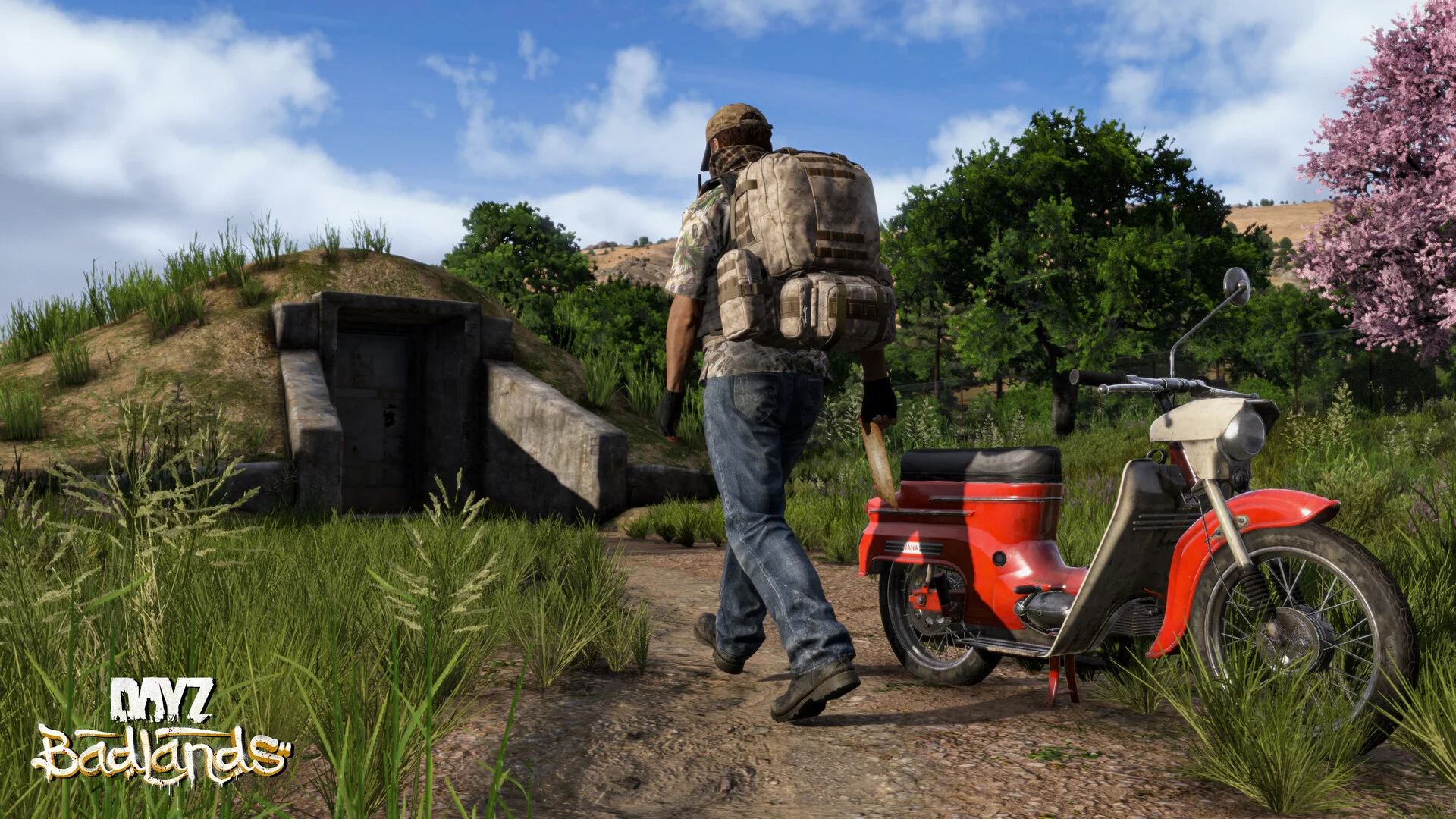En overlevende går mot inngangen til en underjordisk bunker med en rød moped parkert på stien
