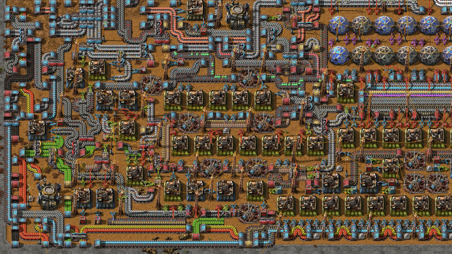 Tät Factorio-fabrik med transportband, assemblers och en main bus