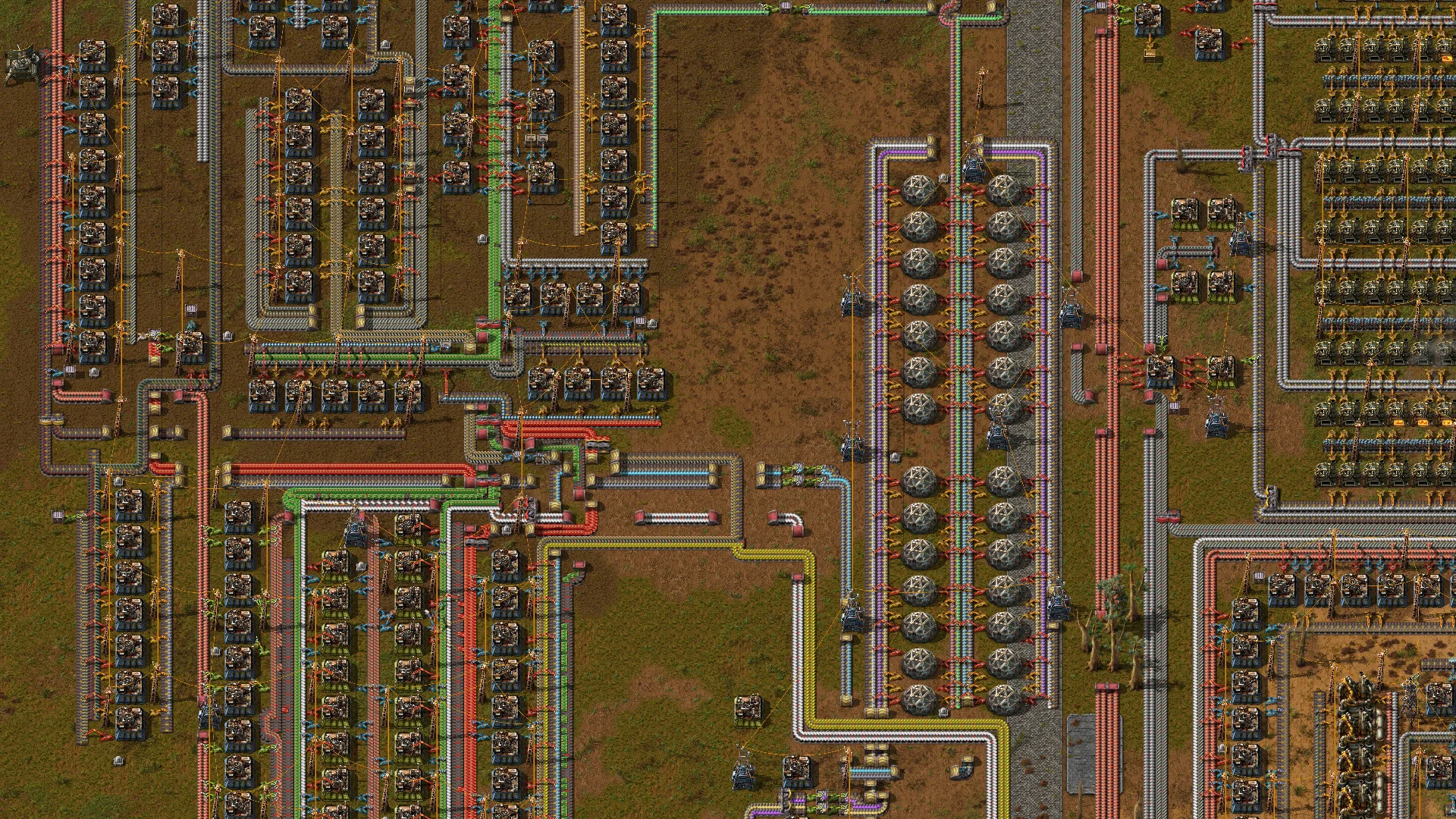 Stor Factorio-megabas med järnvägsnät och produktionsblock