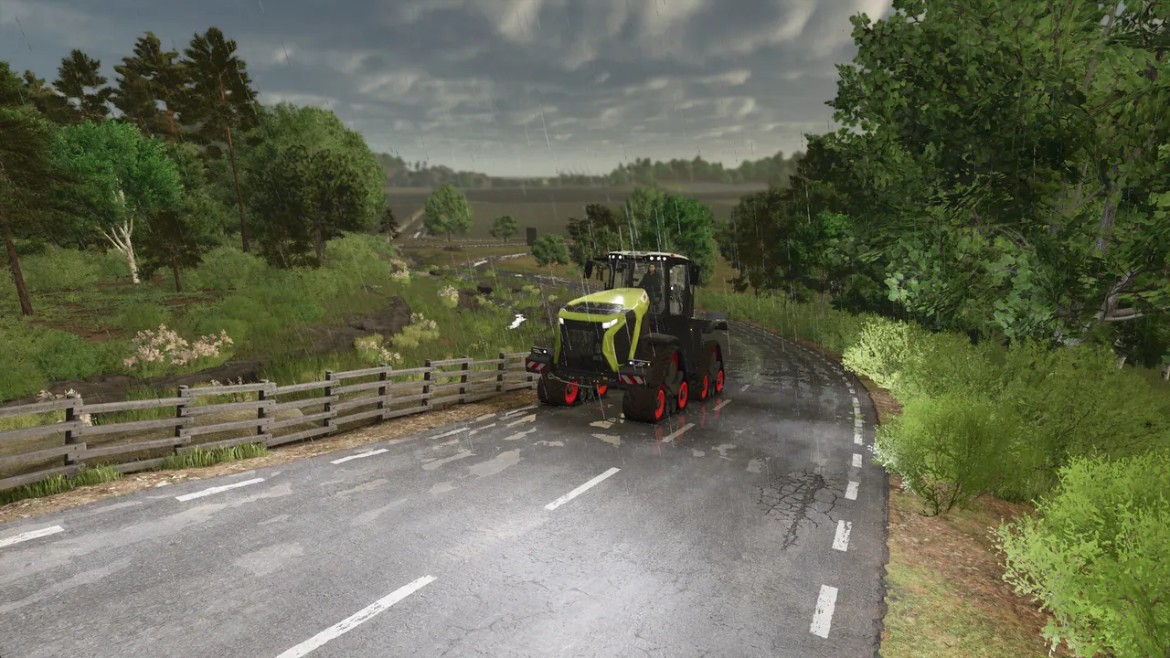 Claas Xerion Traktor auf nasser Landstraße in Farming Simulator 25