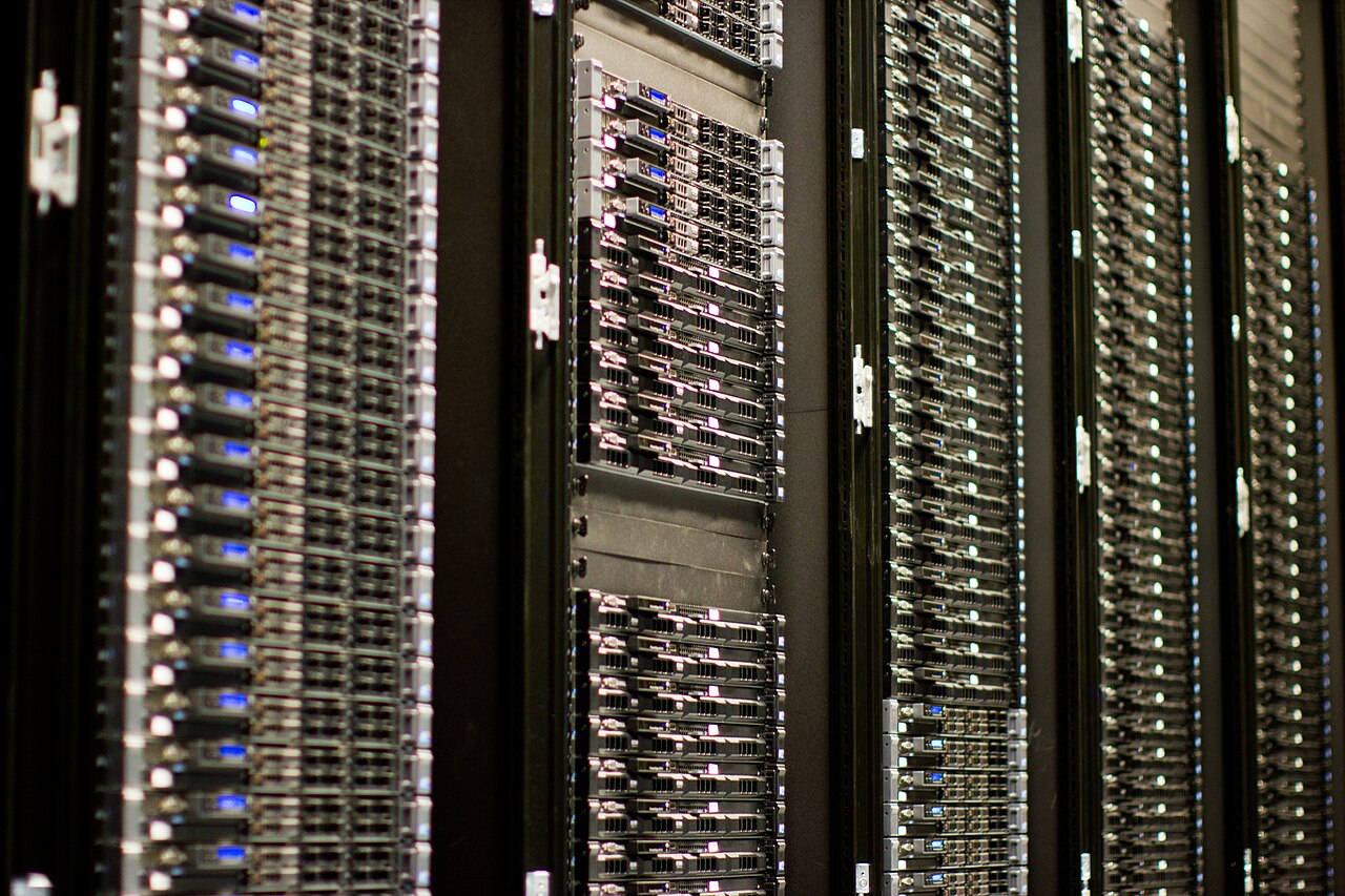Datacenter-serverrack som driver spelservrar