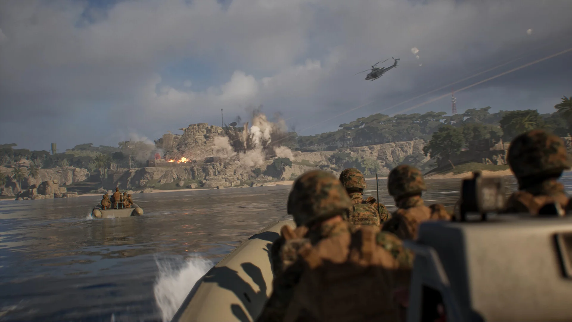 Marines w Squad podchodzą pod cel na wybrzeżu przy wsparciu śmigłowca