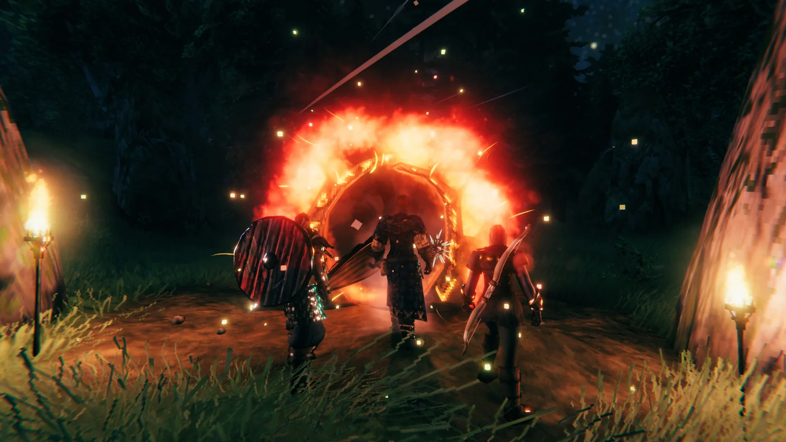 Eine Gruppe Valheim-Spieler kämpft im Fackelschein gegen einen feurigen Boss