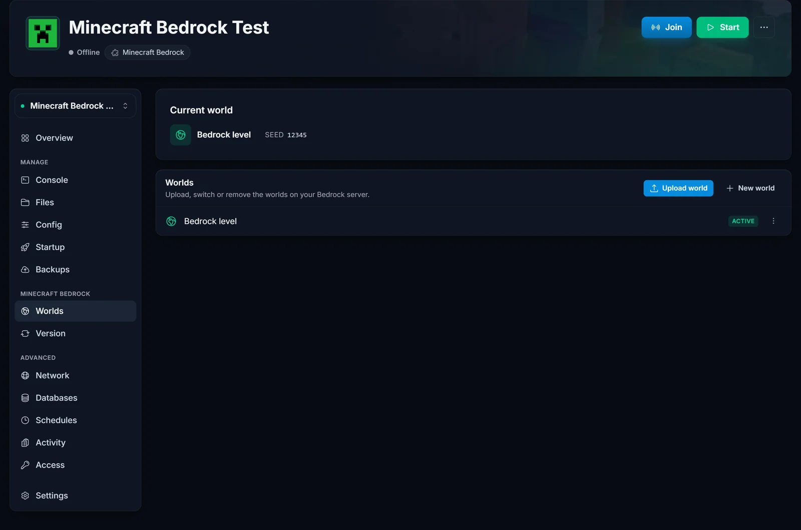 Zakładka Worlds na serwerze Minecraft Bedrock z przyciskami Upload world i New world