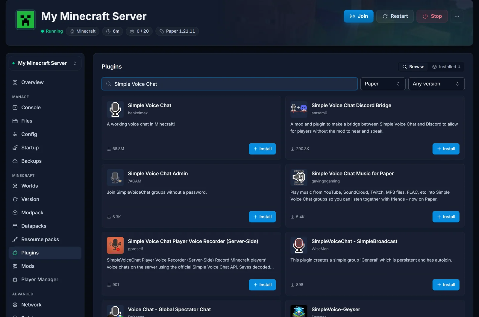 DoomHosting-paneelin Plugins-välilehti, jossa Simple Voice Chat on haettu ja asennuspainike näkyy