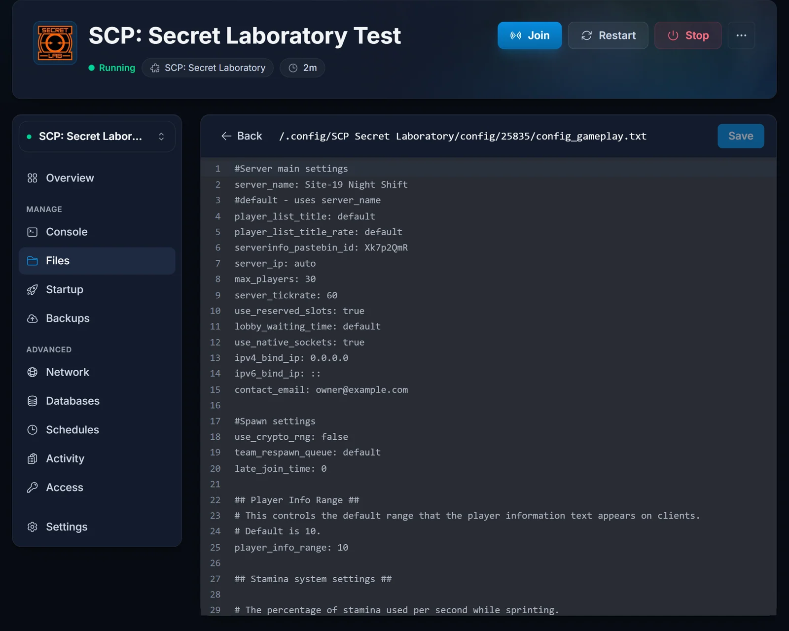 config_gameplay.txt im Dateieditor mit ausgefüllten Werten für server_name, serverinfo_pastebin_id, max_players und contact_email