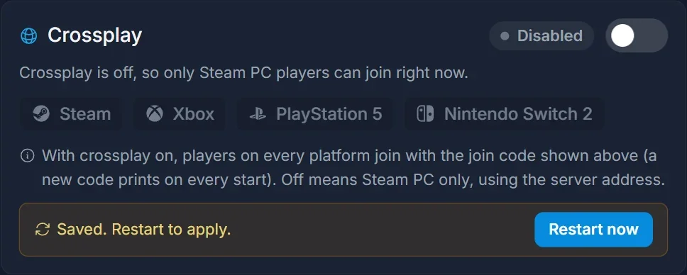 Dieselbe Crossplay-Karte nach dem Ausschalten von Crossplay, mit dem Disabled-Badge und der Neustart-Leiste samt Restart now-Button