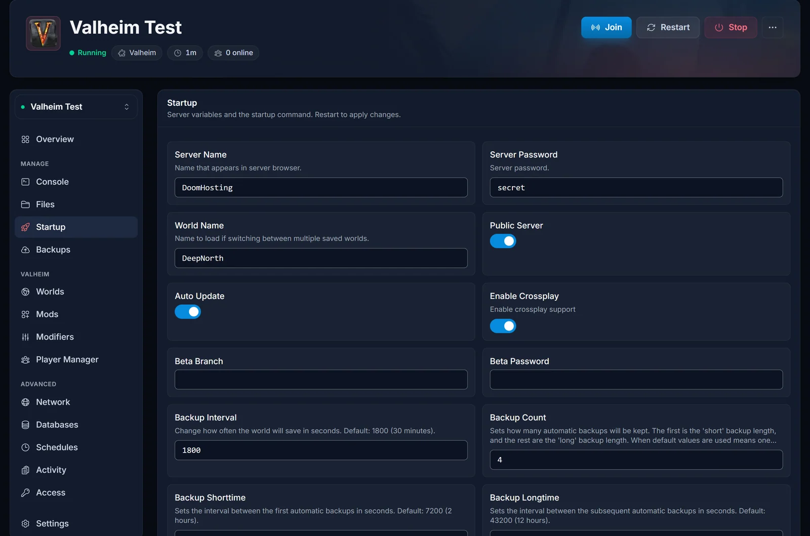 Fliken Startup i DoomHosting-panelen med Valheims servernamn, lösenord och världsinställningar